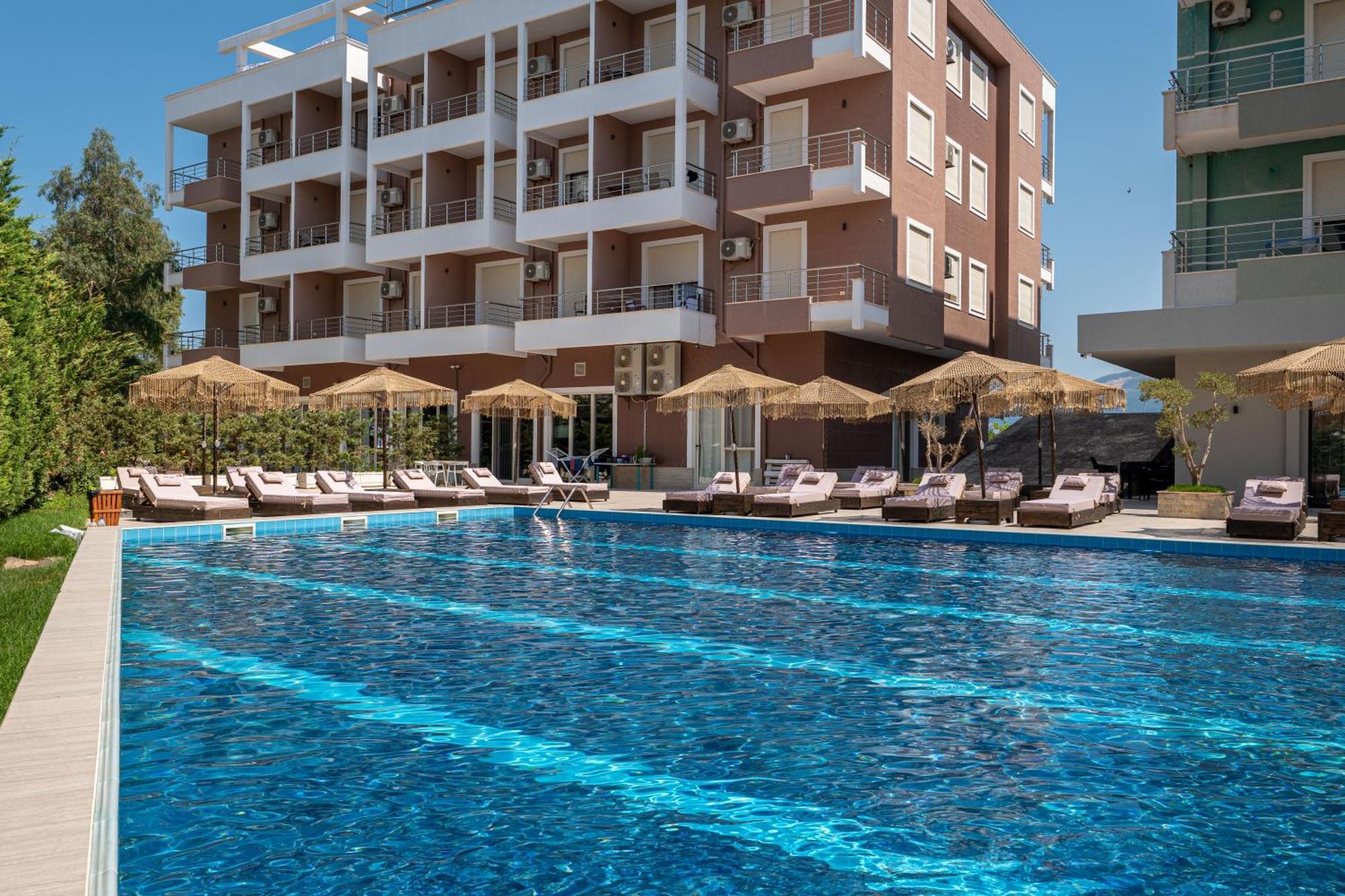 Gest Hotel Radhimë エクステリア 写真