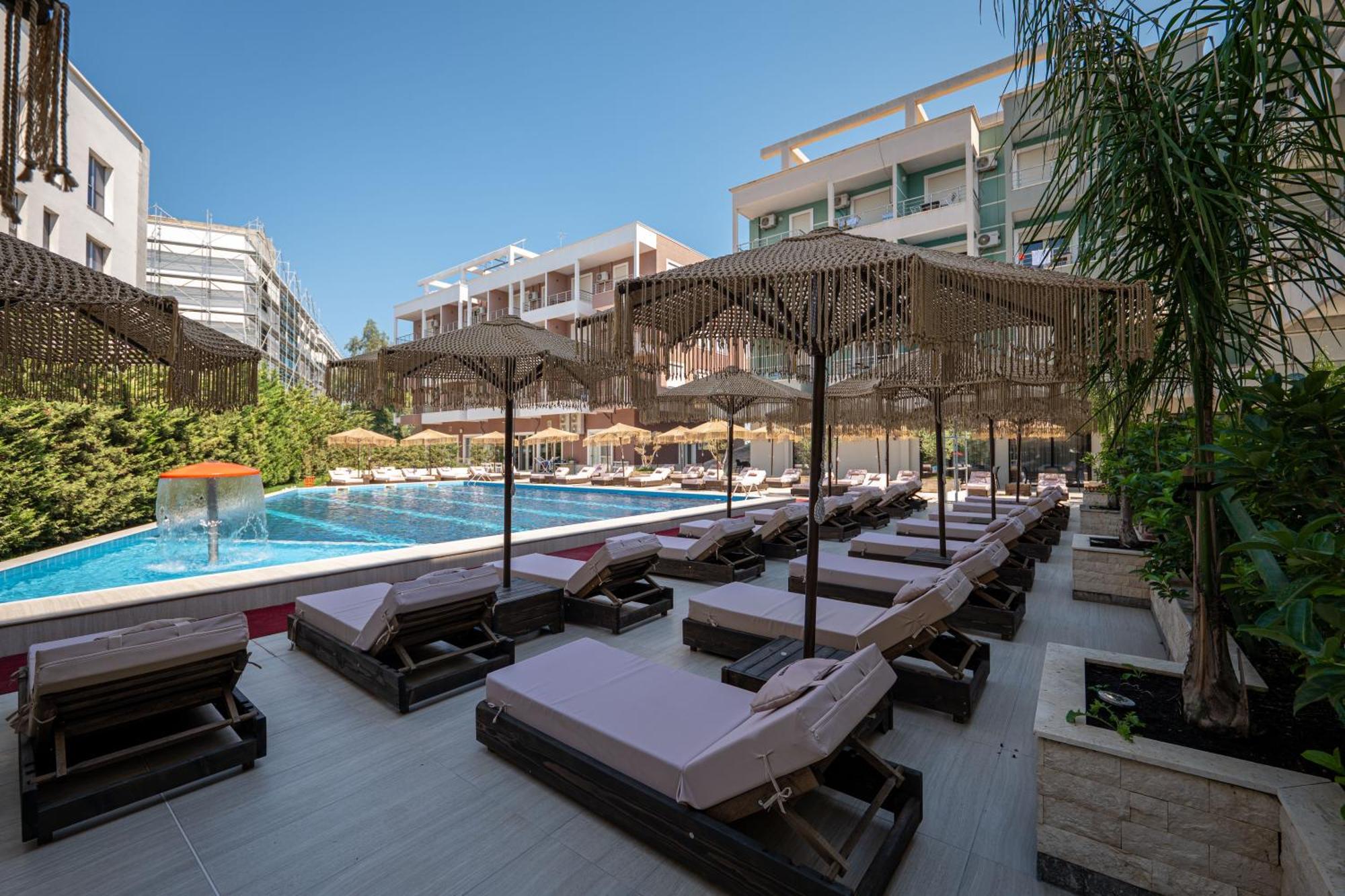 Gest Hotel Radhimë エクステリア 写真